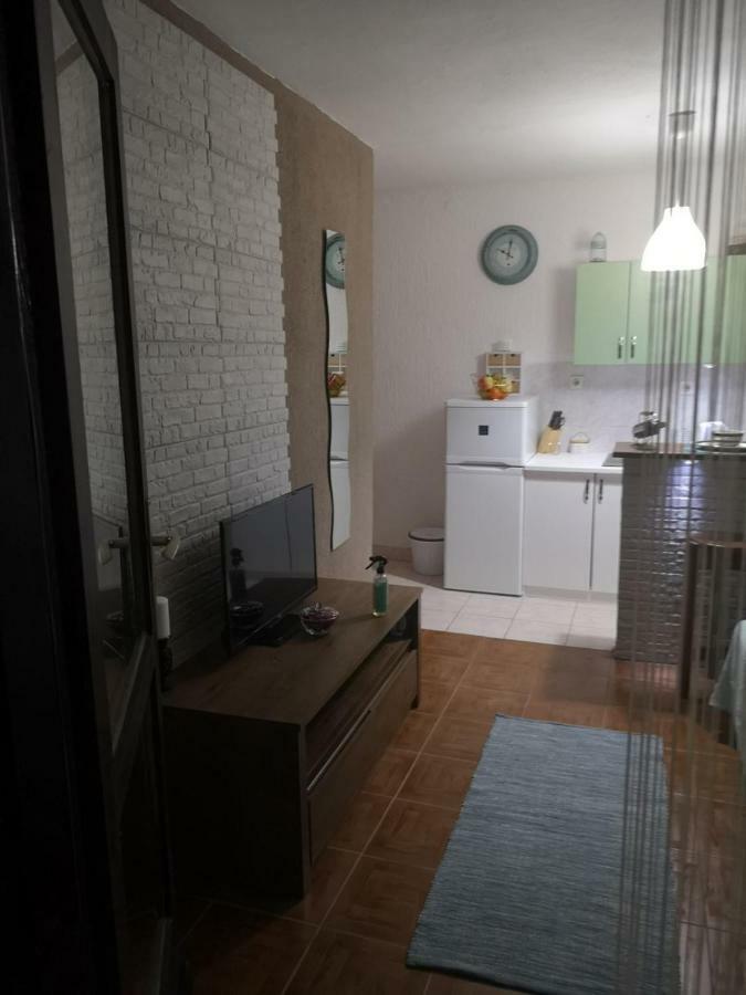 Apartmani Sarm Vir Eksteriør bilde